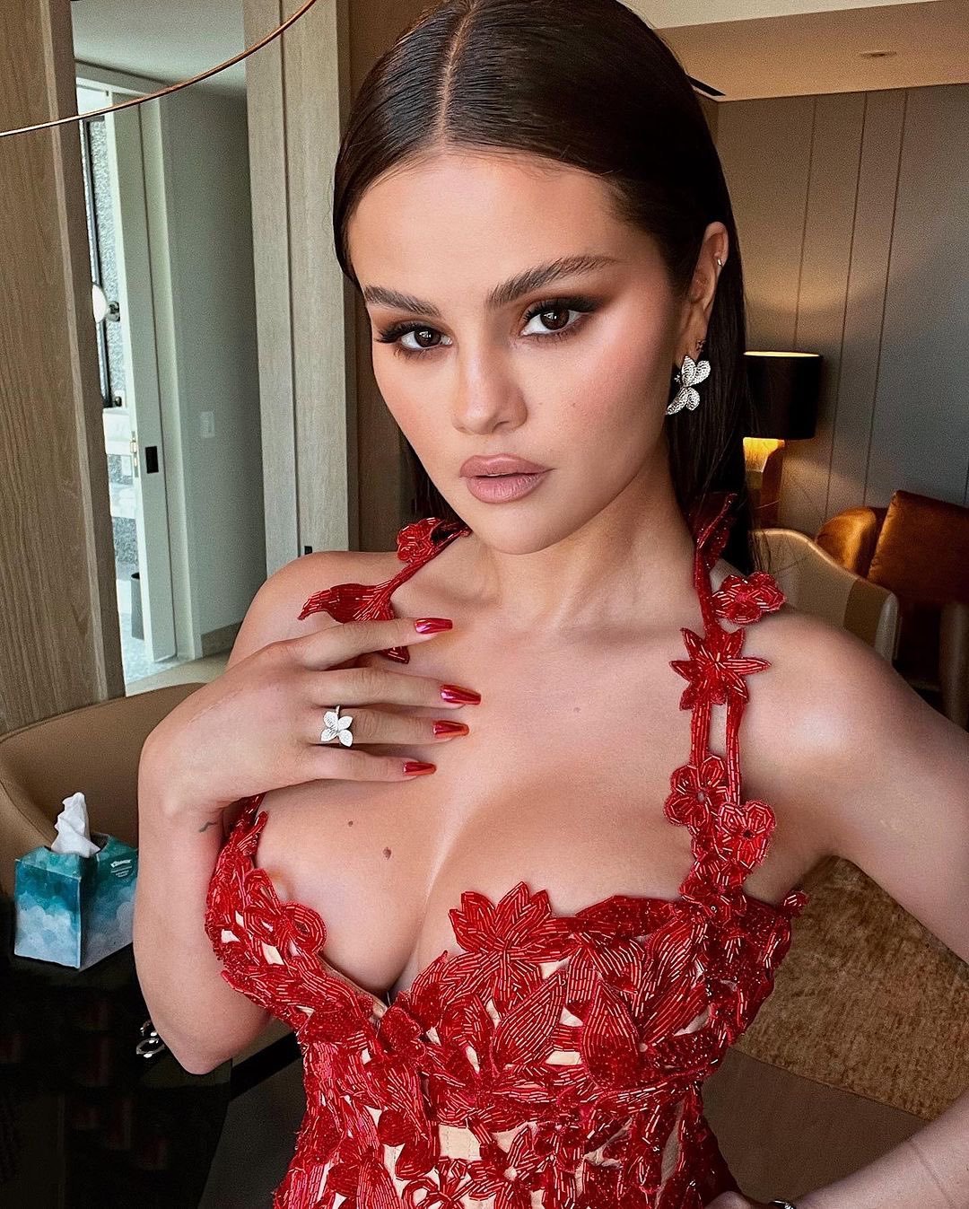 selena gomez nip slip