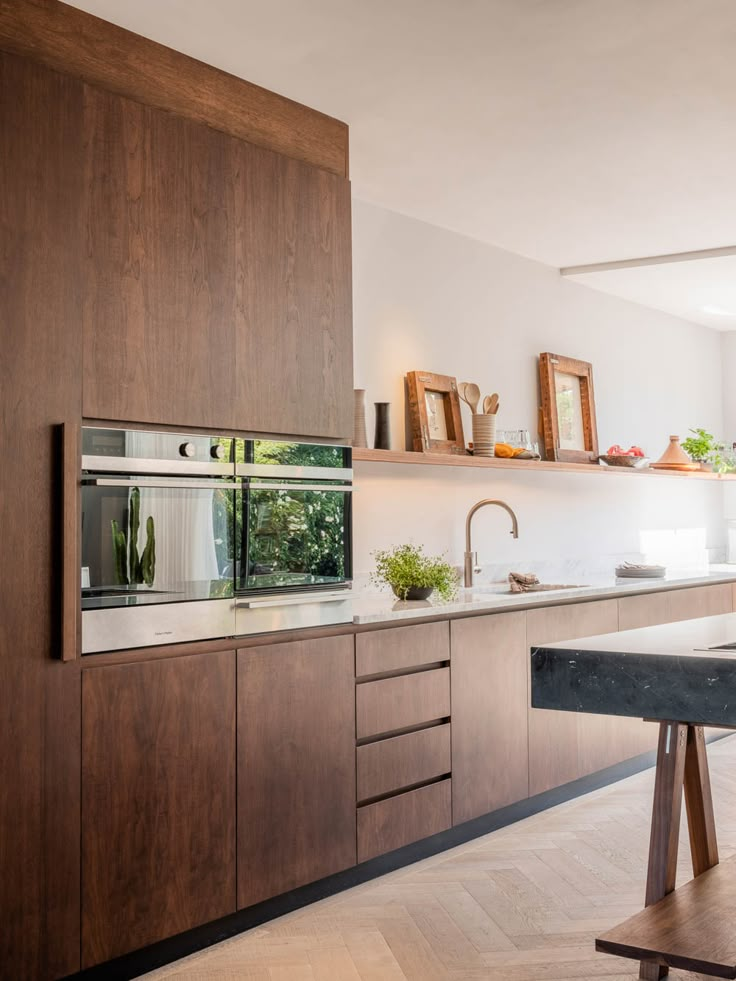 naked kitchen cleaning