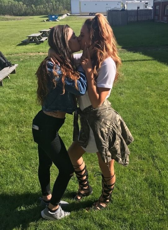 hottest lesbians kissing