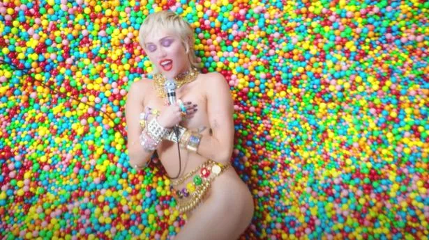 carolyn nealy share miley cyrus performing nude photos