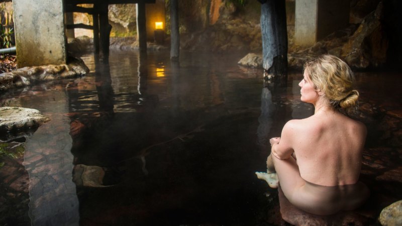 Japanese Hot Springs Nude dem billardtisch