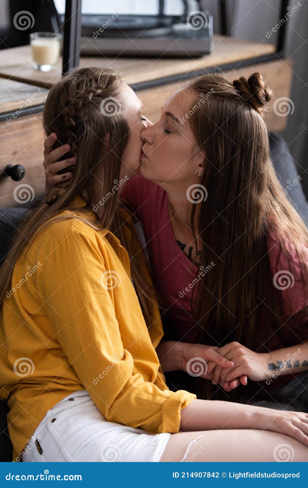 chris kaleta recommends lesbian makeout hot pic