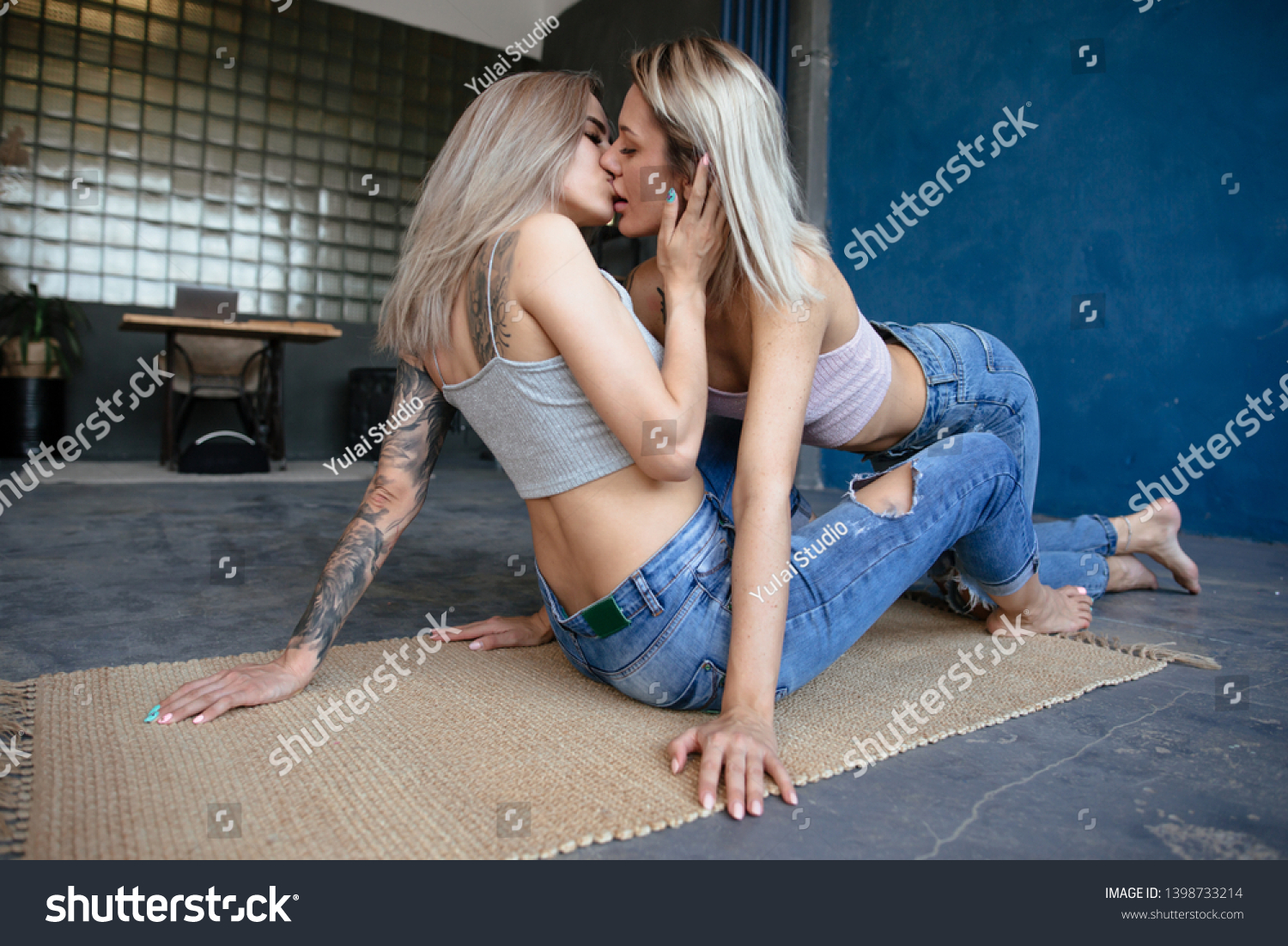 Hot Lesbians Making Out dick twerkers