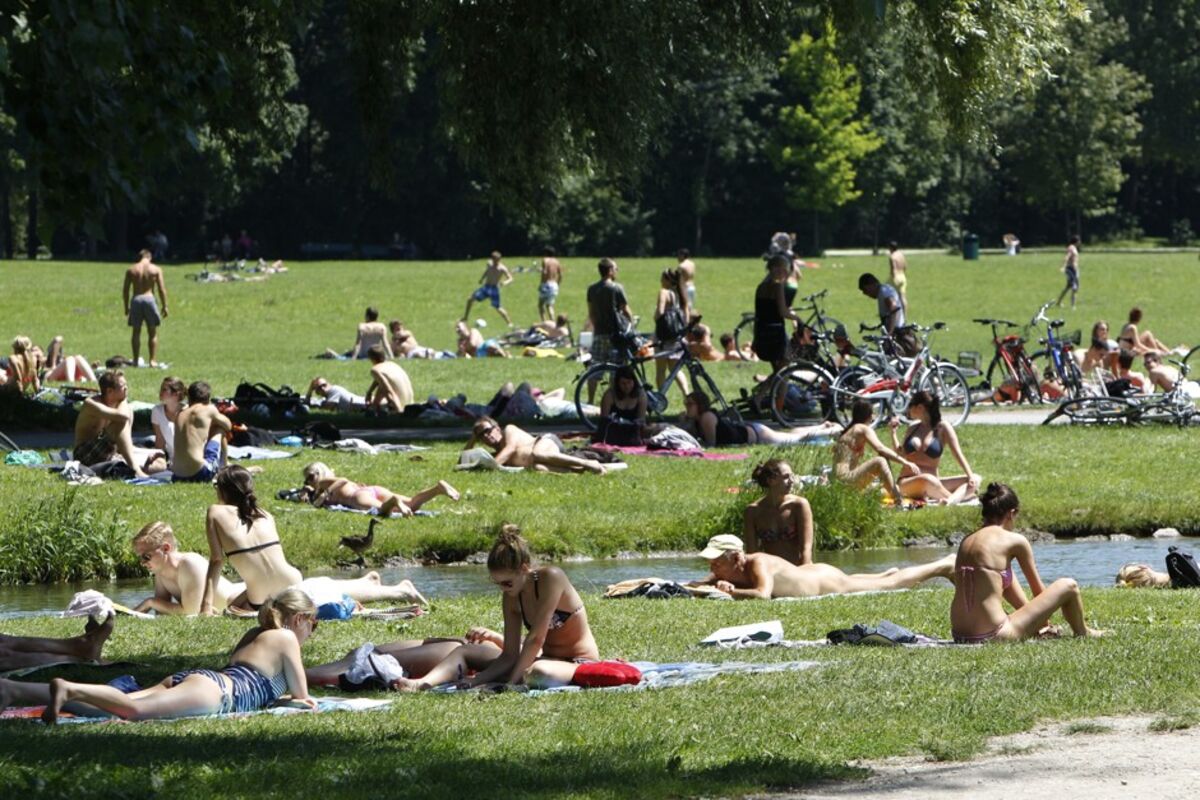 aamir arif add naked in a park photo