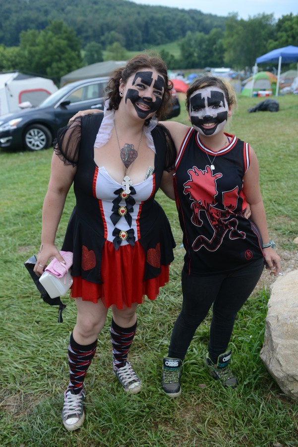 Sexy Juggalettes gepiercte brustwarzen