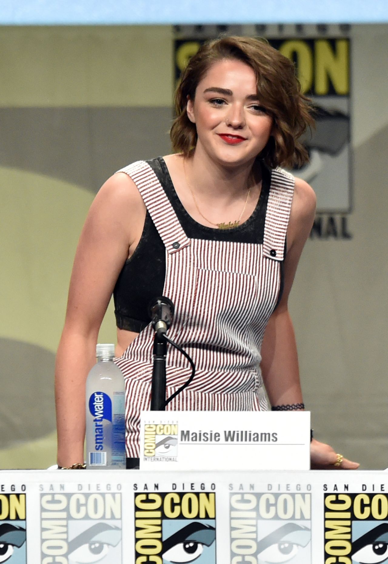 aaron fuller recommends maisie williams ass pic