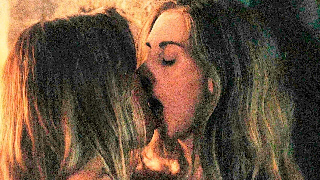 cik cahaya share alison brie aubrey plaza kiss photos