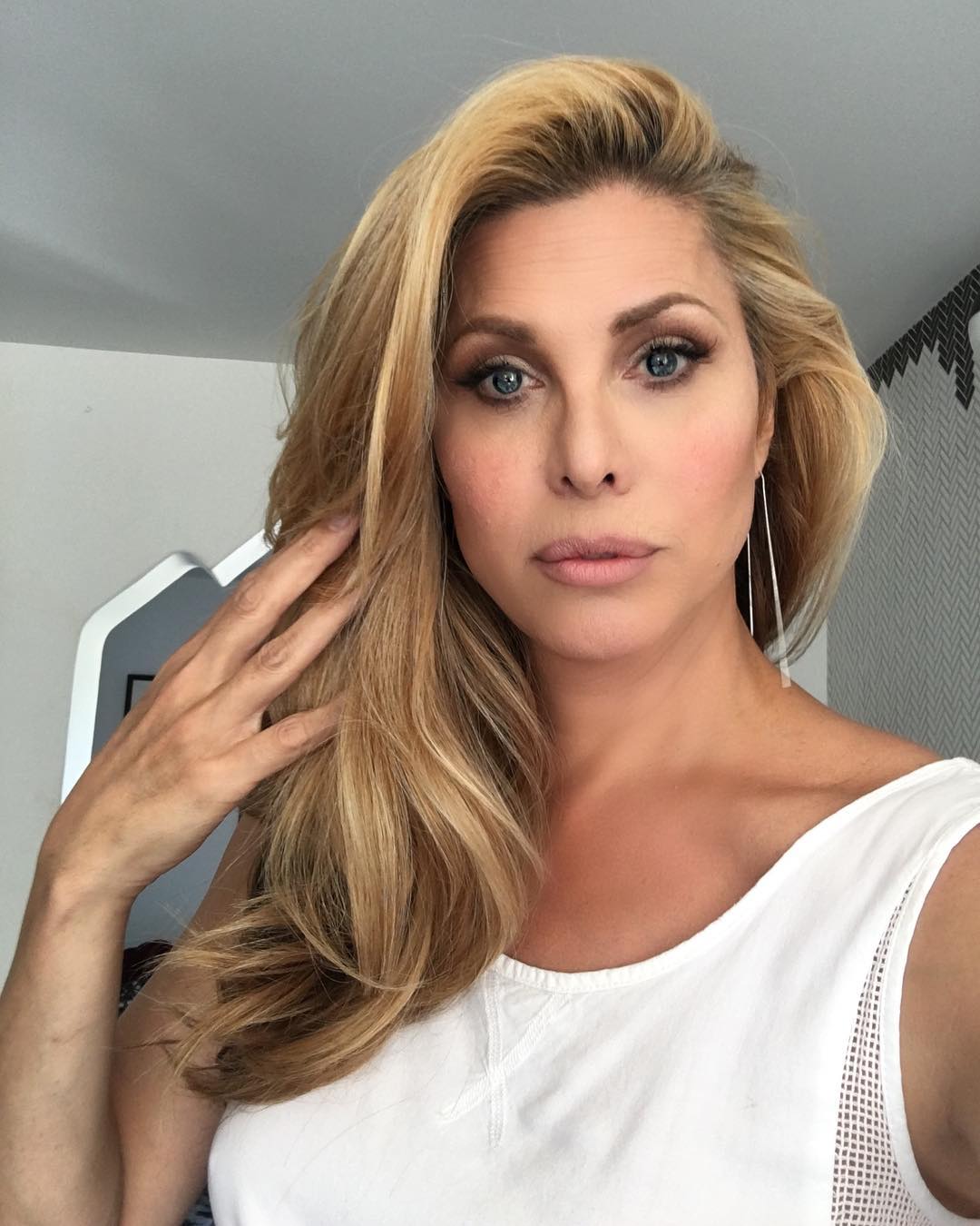 cassie hoover recommends candis cayne nude pic