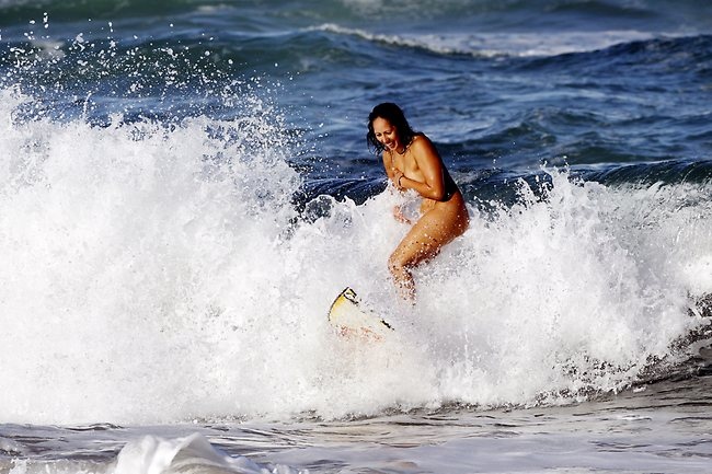 divan botes share women naked surfing photos