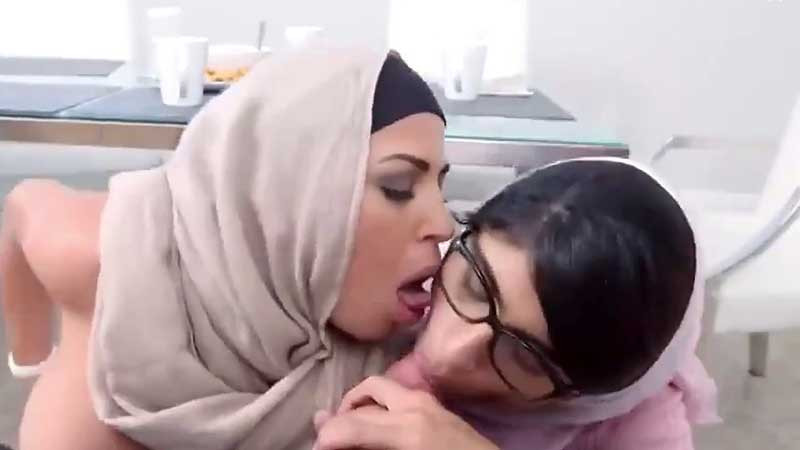 ahmad al hussain add photo mia khalifa and mom