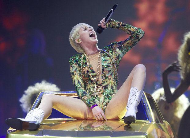 albu gabriel recommends miley cyrus performing nude pic