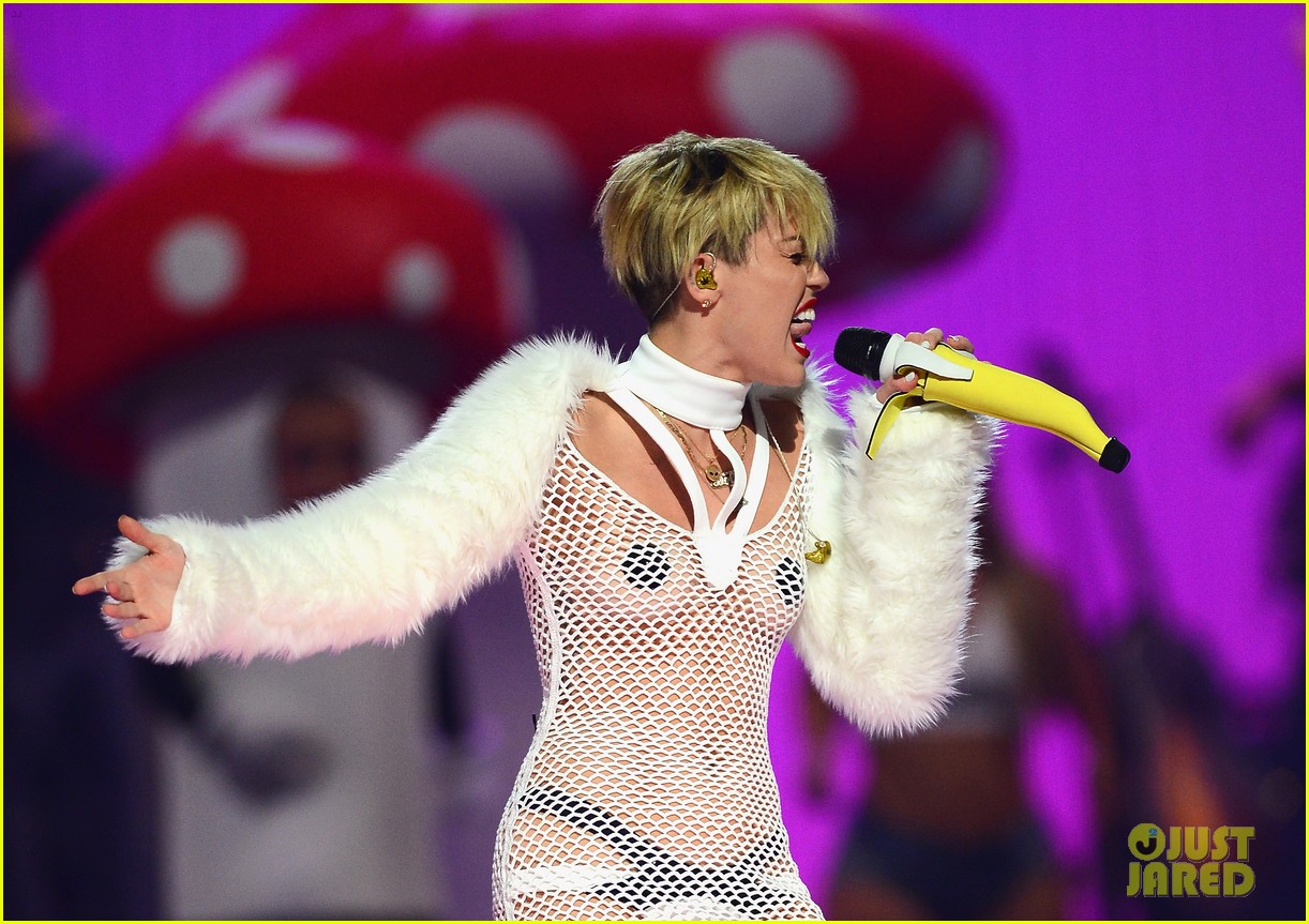 arlette zaragoza recommends Miley Cyrus Performing Nude