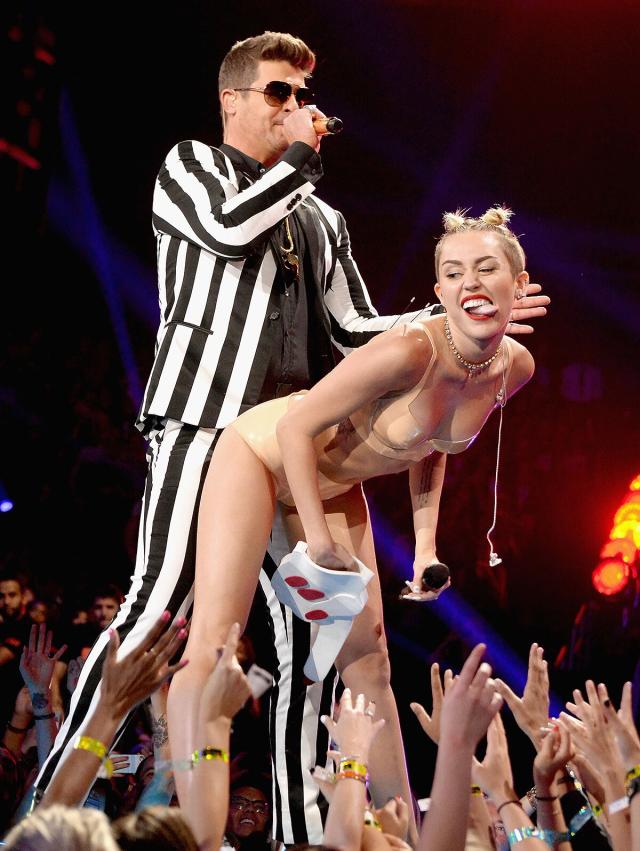 miley cyrus performing nude