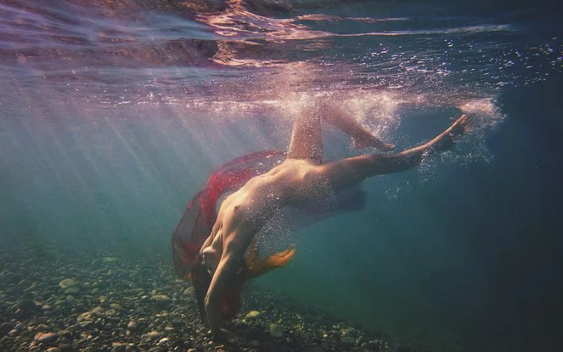 austen holton share naked underwater photos