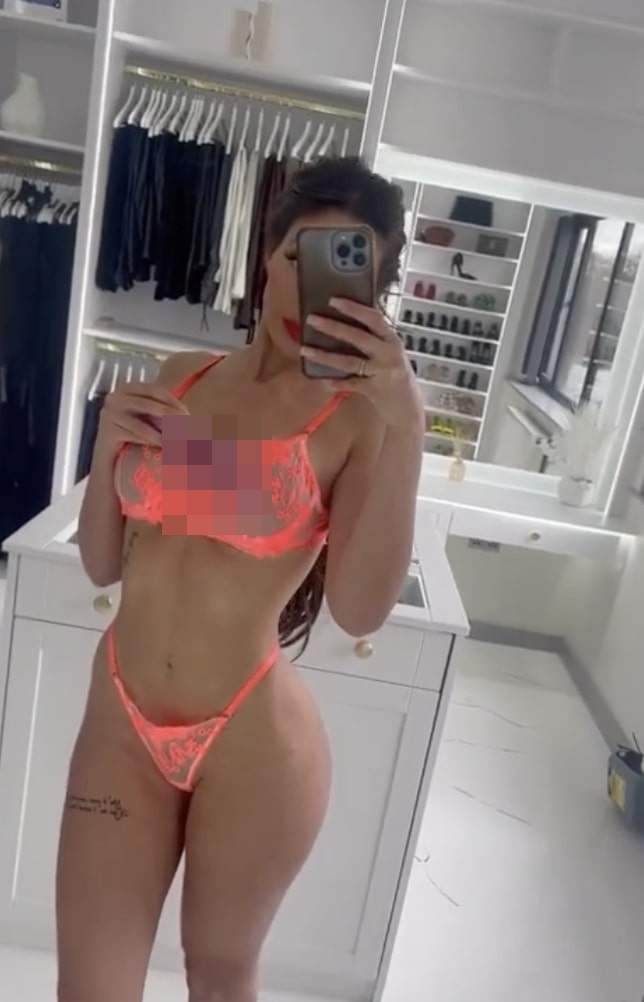 ana atehortua recommends panties changing room pic