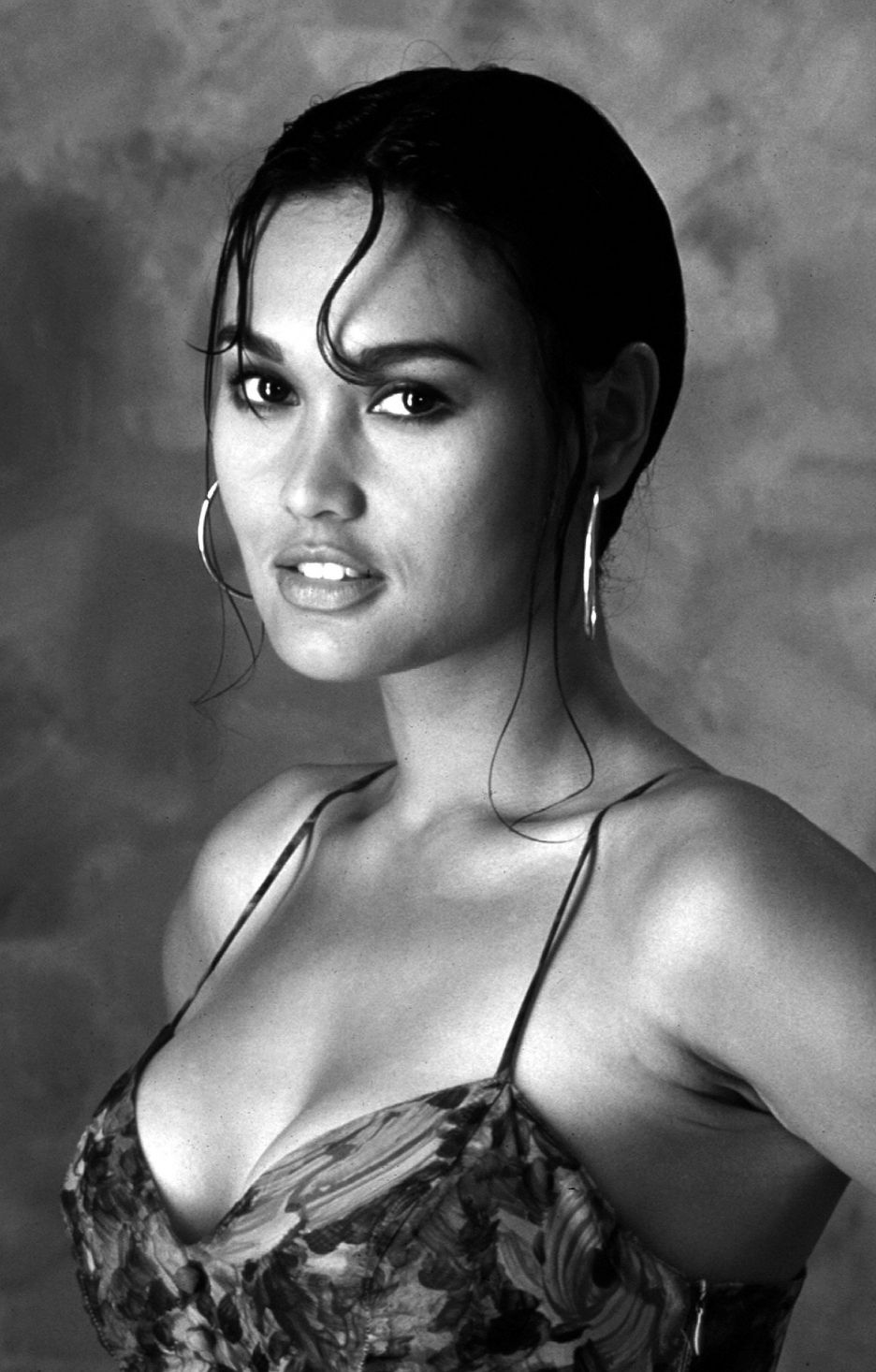 tia carrere sexy