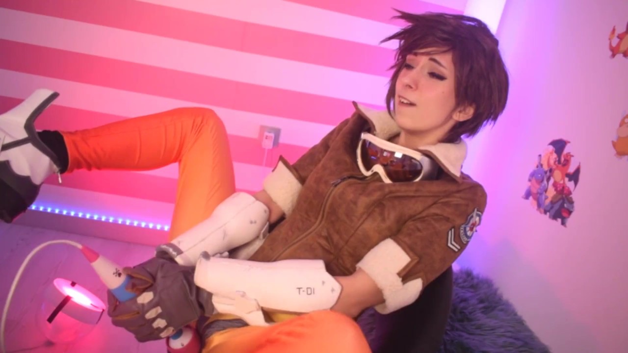 dennis buschman recommends Tracer Cosplay Porn